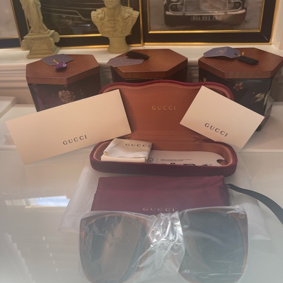 NWT Authentic GUCCI Sunglasses with all the original packaging & Organizer🧡 🧡 - Picture 11 of 12